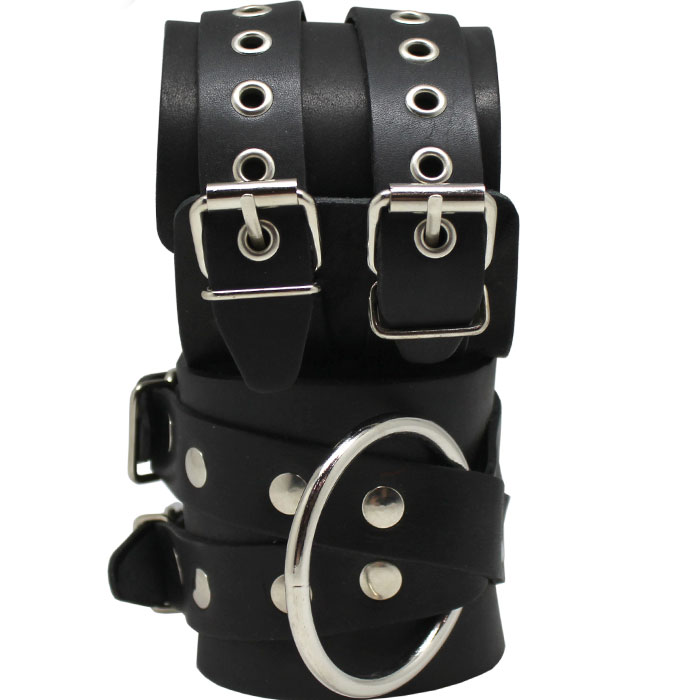 Кожаные наручники с крестовой обшивкой и клепками, без подкладки, размер универсальный