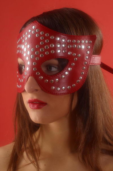 Стильная маска  в стиле БДСМ из натуральной кожи,  с заклепками, ручная работа, красная
